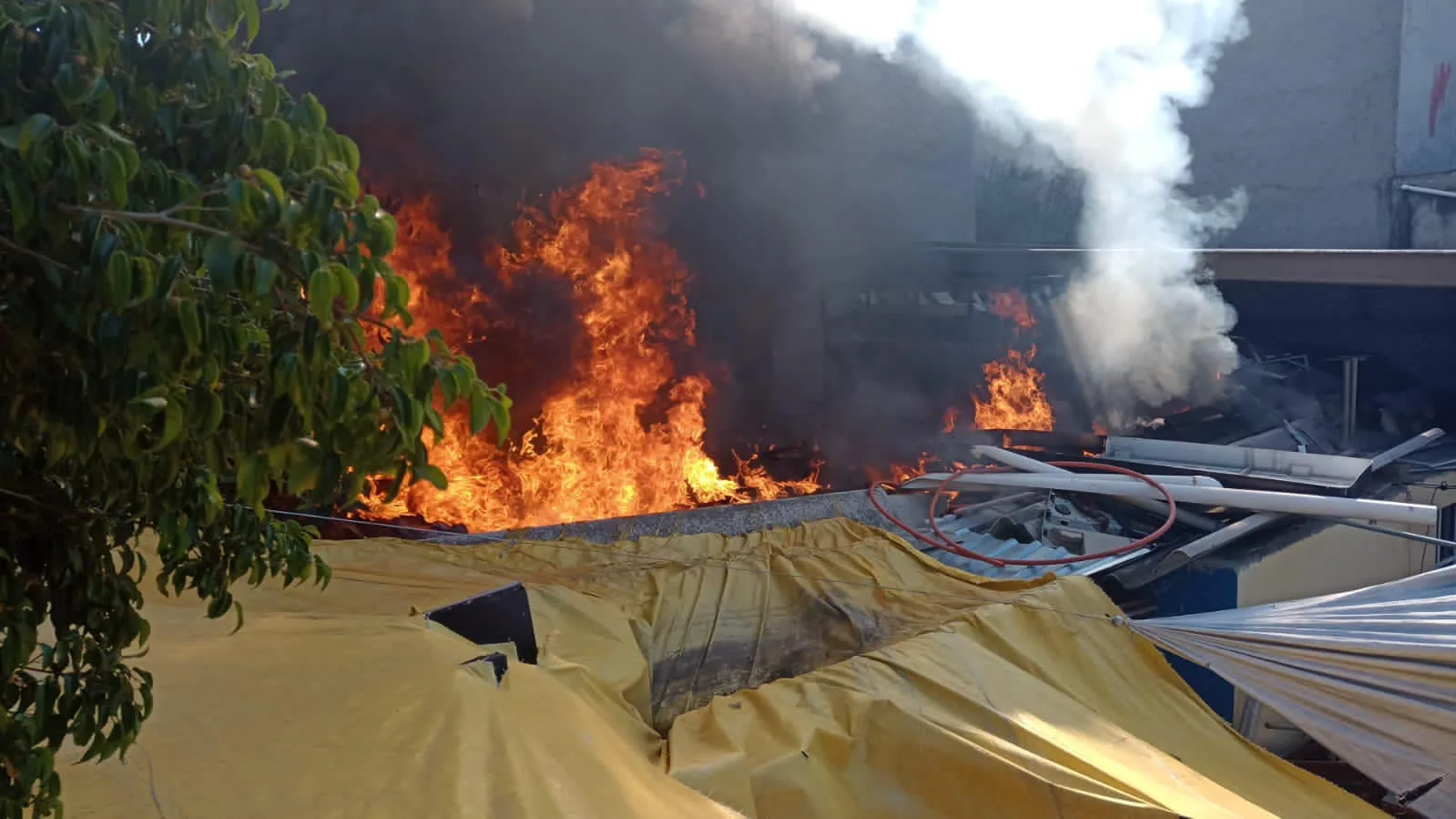 1683045686 Atizapan de Zaragoza Elementos de Bomberos controlan un incendio jpg