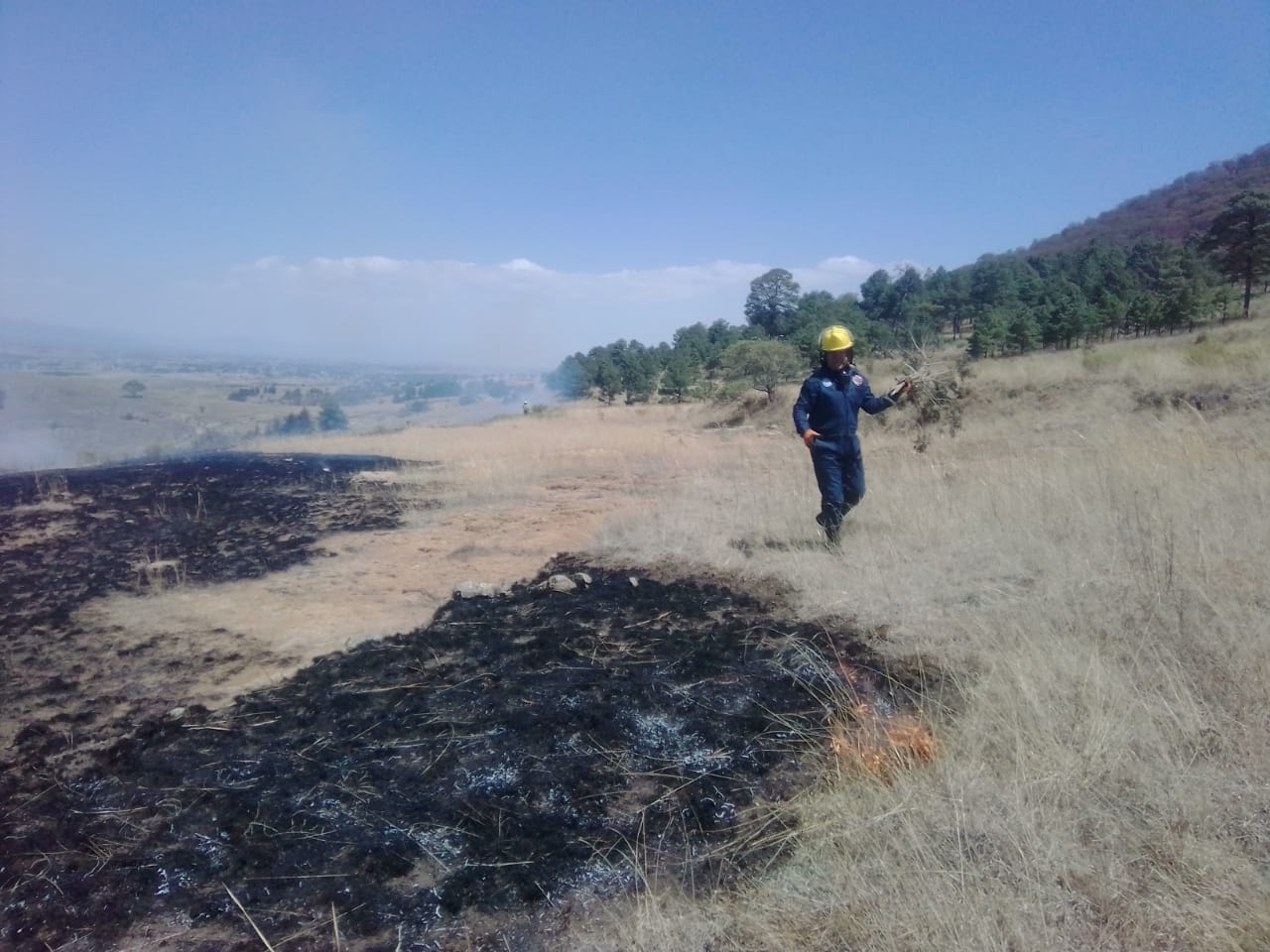 1683070704 113 Bomberos de Ixtlahuaca trabajan en sofocar incendio provocado en