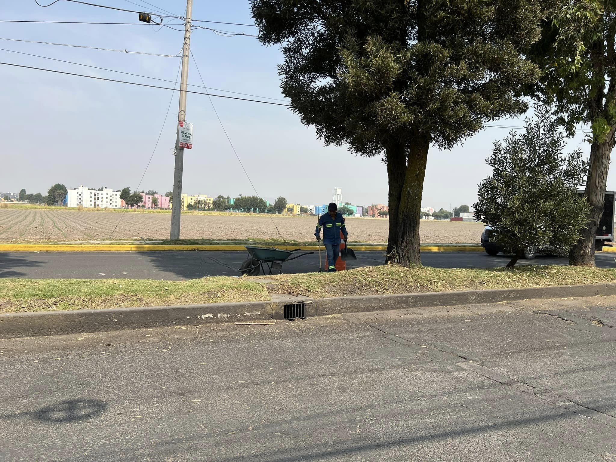 1683217721 141 Toma precauciones Carril cerrado en Av Adolfo Lopez Mateos