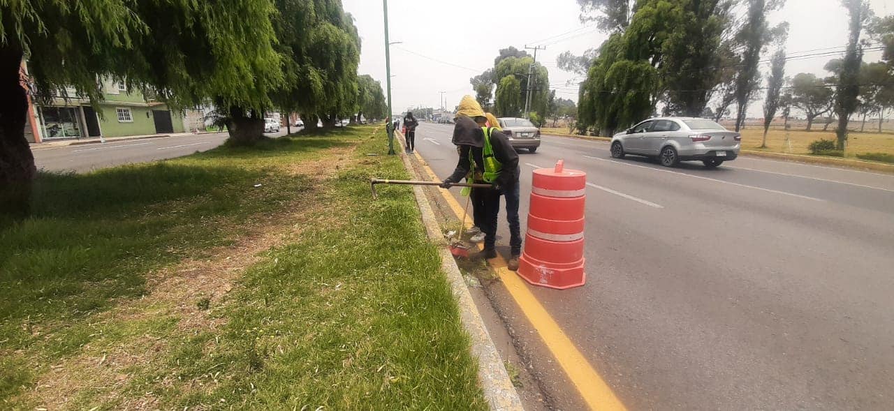 1683231499 519 ¡Hombres trabajando Extrema precauciones al conducir sobre el Boulevard Narciso