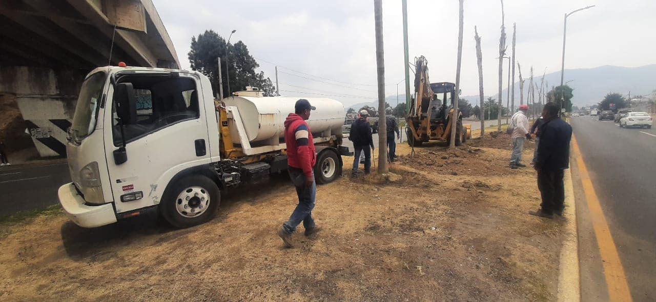 1683231509 567 ¡Hombres trabajando Extrema precauciones al conducir sobre el Boulevard Narciso