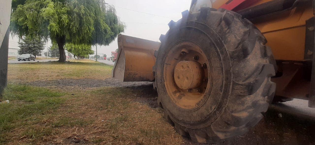 1683231517 382 ¡Hombres trabajando Extrema precauciones al conducir sobre el Boulevard Narciso