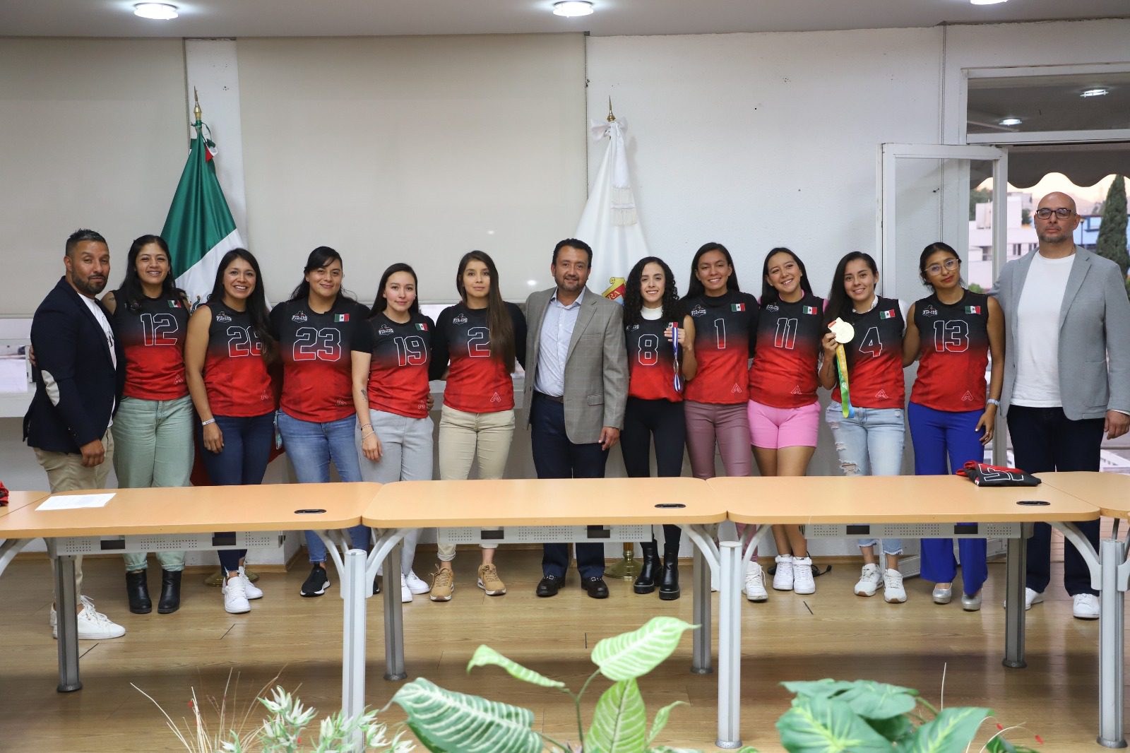 1683378022 831 El equipo femenil PIONERS L´HOSPITALET de futbol flag estrena nueva