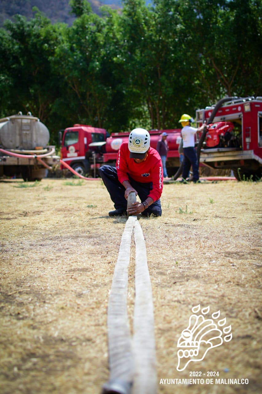 1683410427 240 Se sigue combatiendo el incendio desde el campo deportivo los