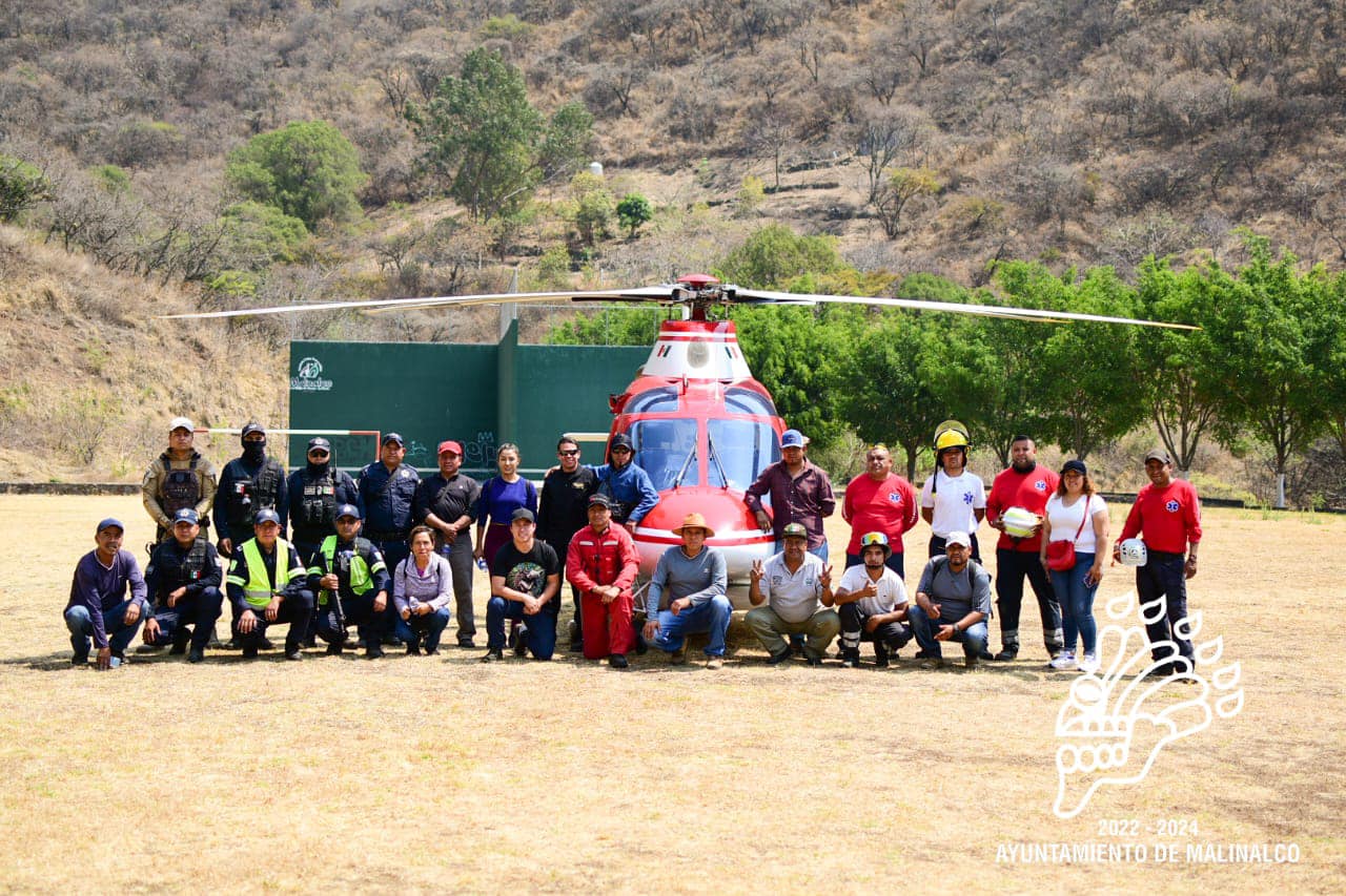 1683410476 Se sigue combatiendo el incendio desde el campo deportivo los