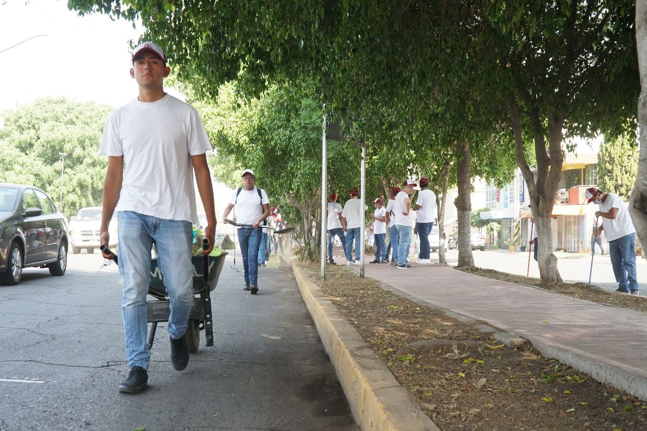 1683483149 128 Con escobas palas y rastrillos en mano jovenes del Servicio