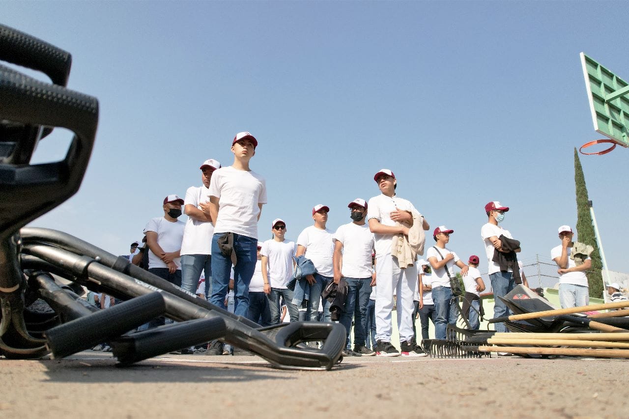 1683483157 297 Con escobas palas y rastrillos en mano jovenes del Servicio