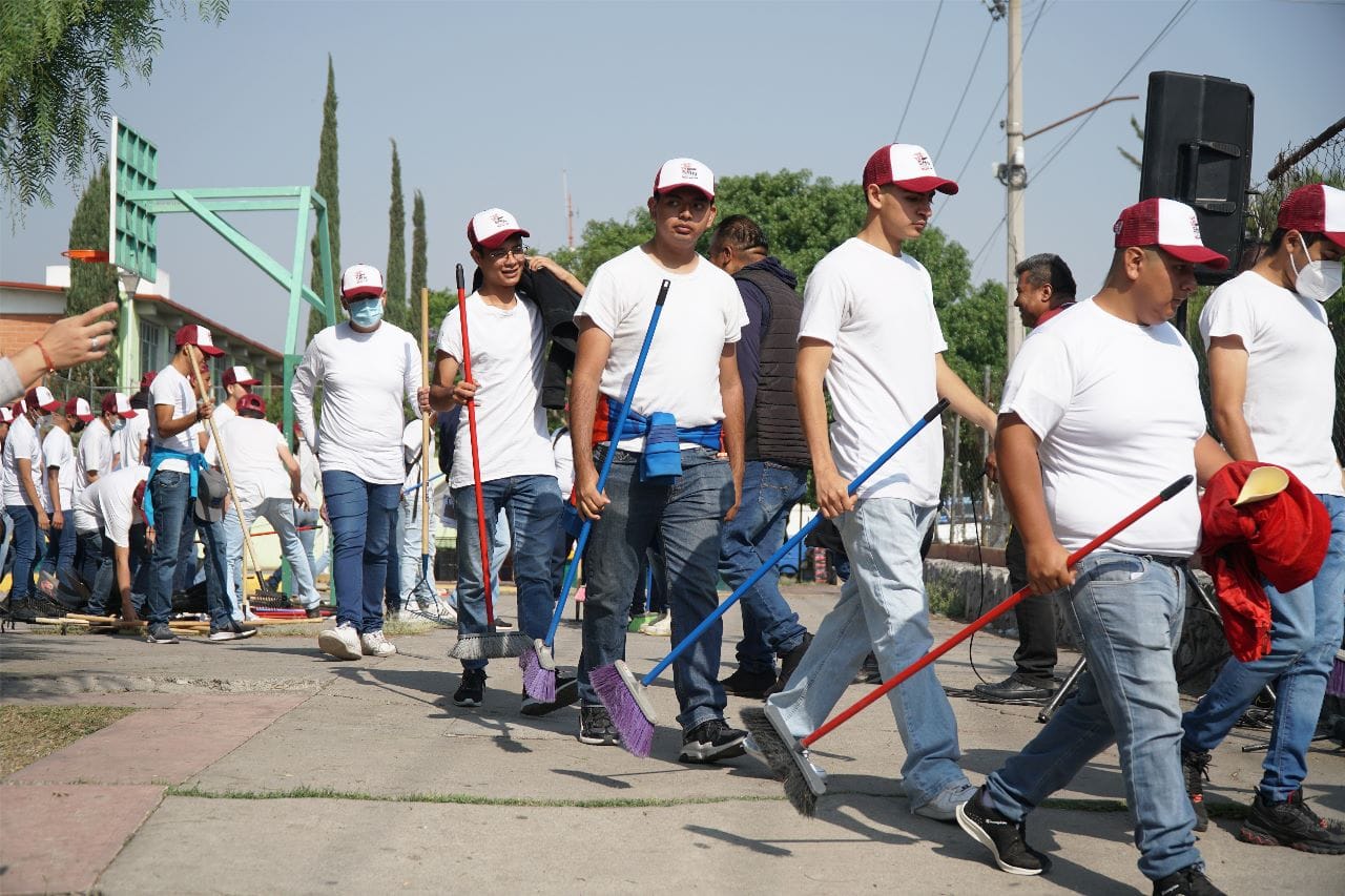 1683483165 467 Con escobas palas y rastrillos en mano jovenes del Servicio