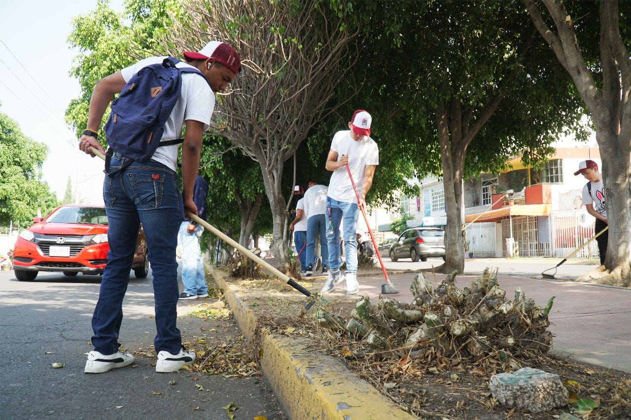 1683483210 Con escobas palas y rastrillos en mano jovenes del Servicio