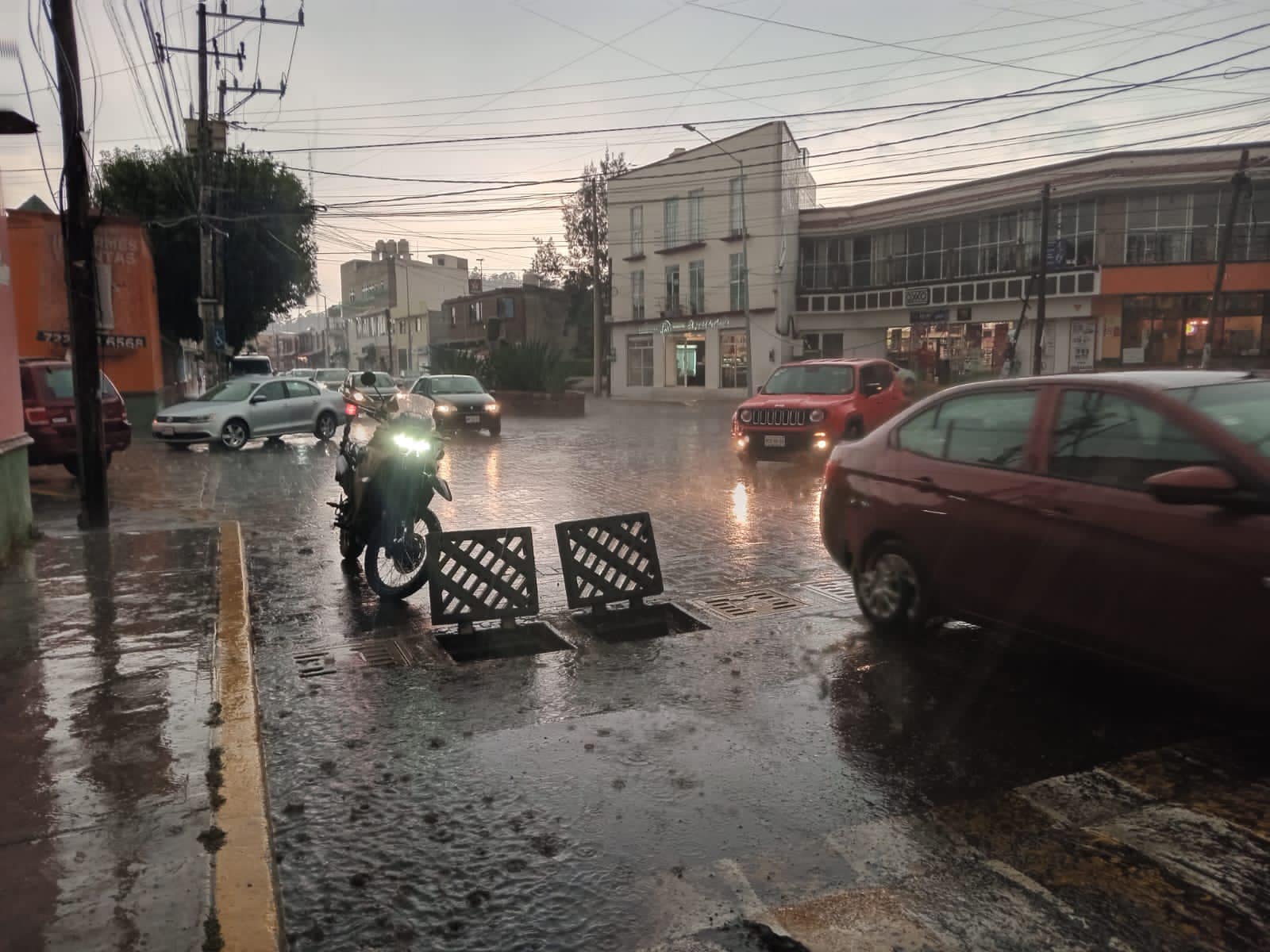 1683579261 369 Llueve en Metepec y estamos atentos a tus reportes