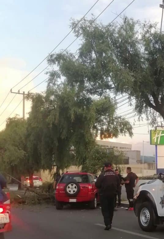 1684106895 624 Toma precauciones Carril cerrado en Blvd Toluca Metepec colonia La