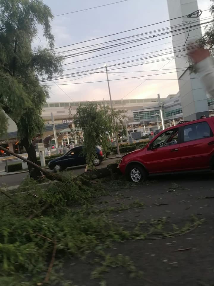 1684106926 Toma precauciones Carril cerrado en Blvd Toluca Metepec colonia La