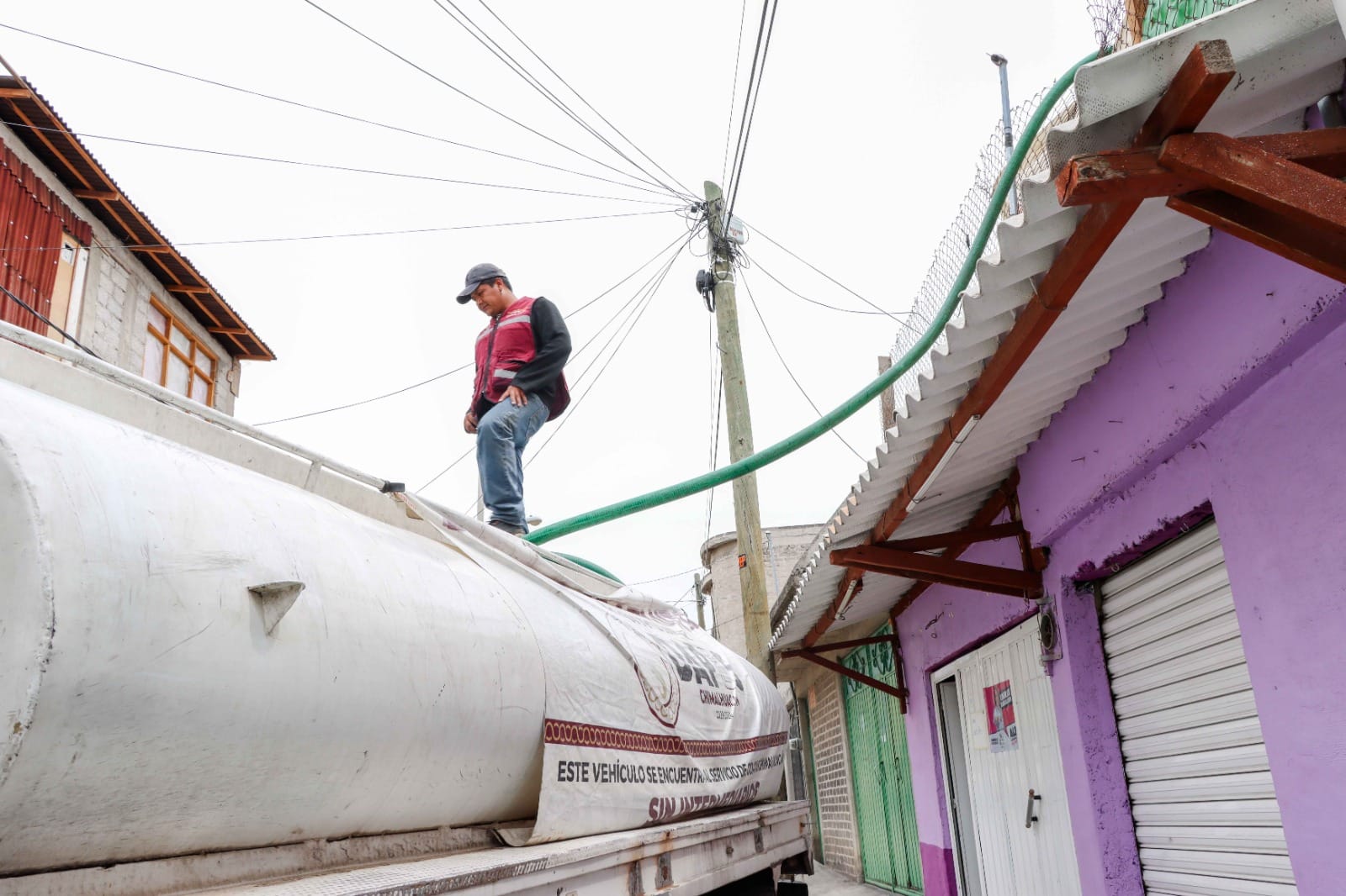 1684585215 852 EL ODAPAS DE CHIMALHUACAN ABASTECE AGUA MEDIANTE PIPAS A VECINOS