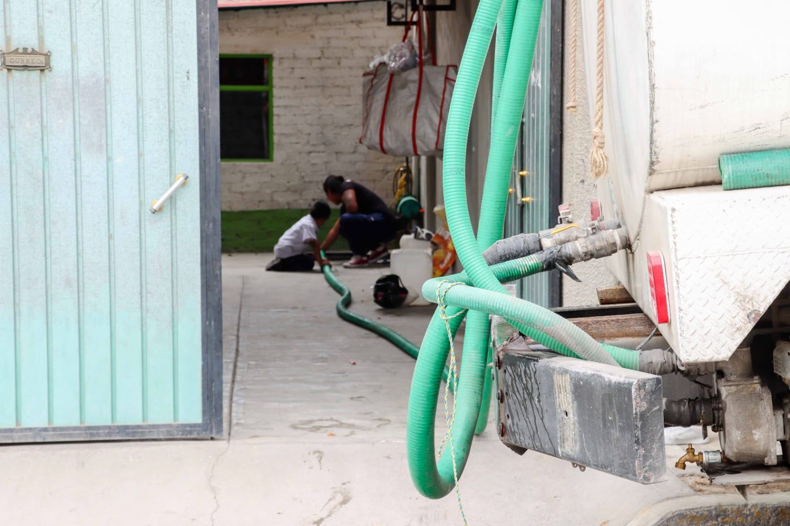 1684585220 968 EL ODAPAS DE CHIMALHUACAN ABASTECE AGUA MEDIANTE PIPAS A VECINOS