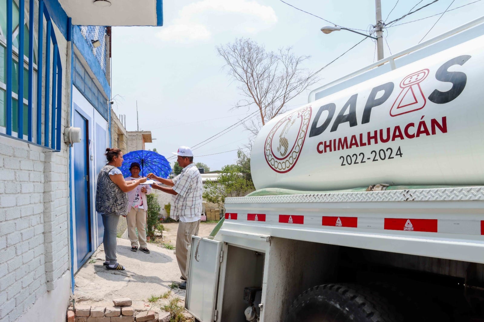 1684585224 550 EL ODAPAS DE CHIMALHUACAN ABASTECE AGUA MEDIANTE PIPAS A VECINOS