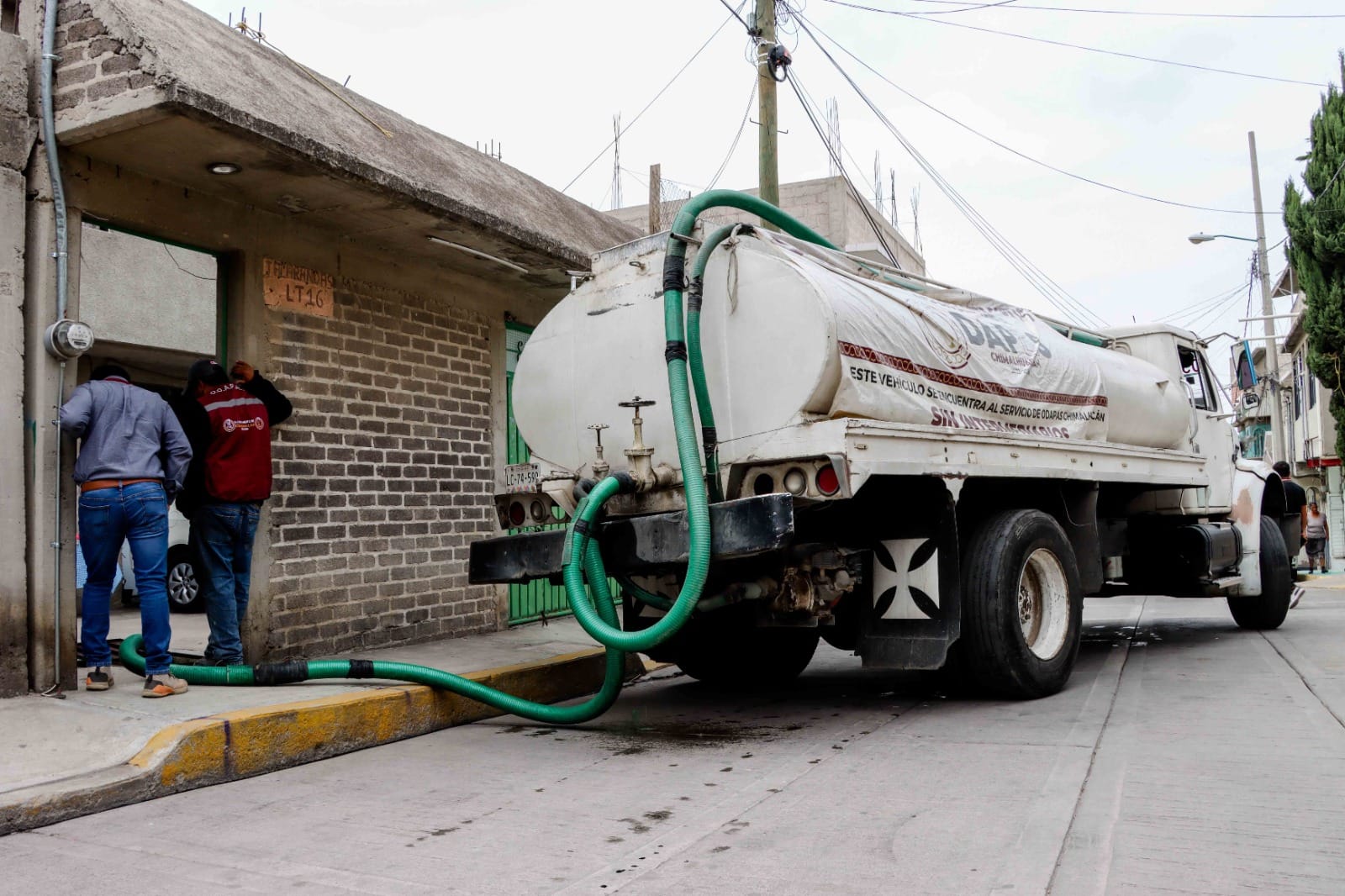 1684585228 535 EL ODAPAS DE CHIMALHUACAN ABASTECE AGUA MEDIANTE PIPAS A VECINOS