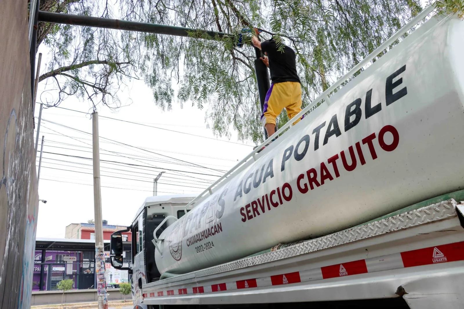 1684585276 EL ODAPAS DE CHIMALHUACAN ABASTECE AGUA MEDIANTE PIPAS A VECINOS jpg