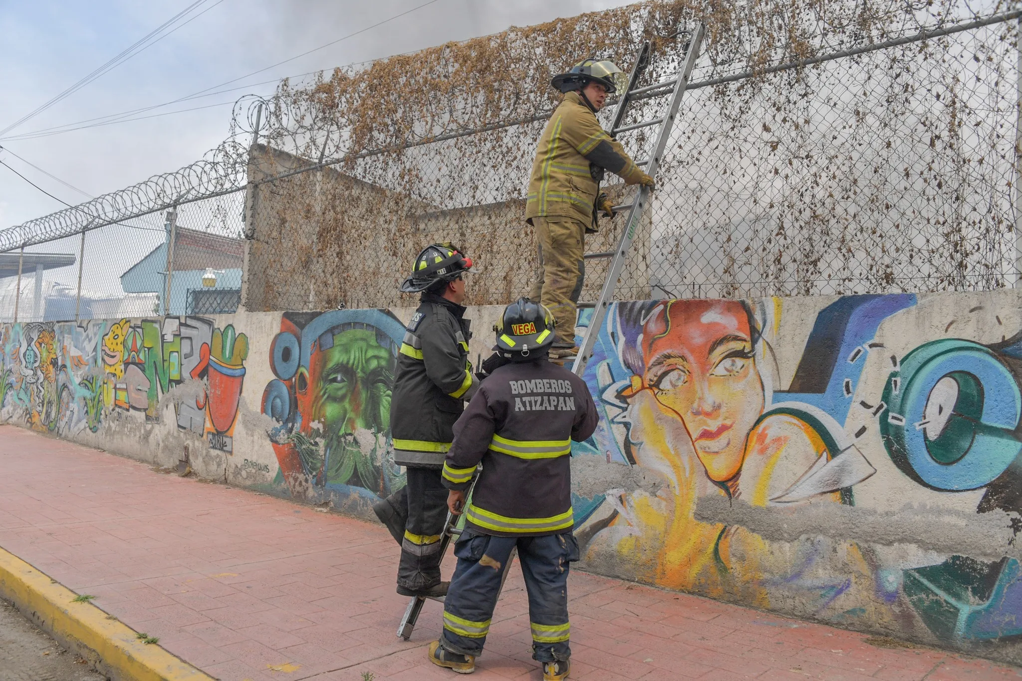 1684586068 Personal de Bomberos en apoyo a Proteccion Civil Tlalnepantla logran jpg