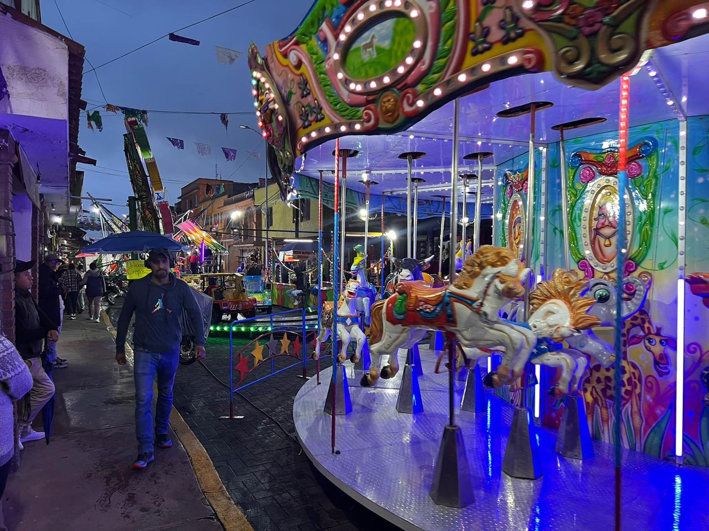 1685296038 272 Chicos y grandes divirtiendose en la feria de la ya