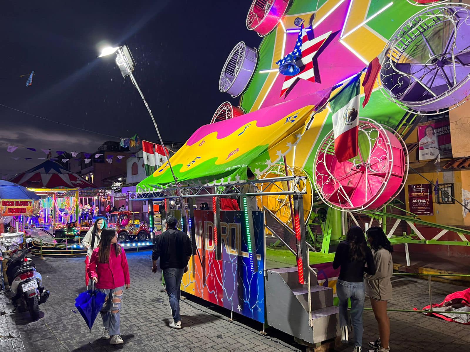 1685296058 260 Chicos y grandes divirtiendose en la feria de la ya