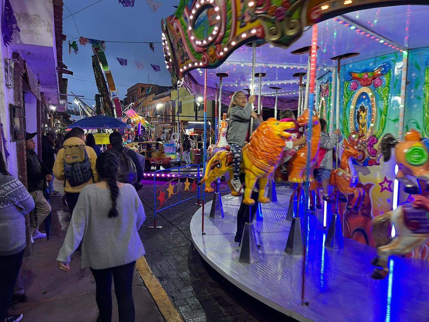 1685296100 Chicos y grandes divirtiendose en la feria de la ya