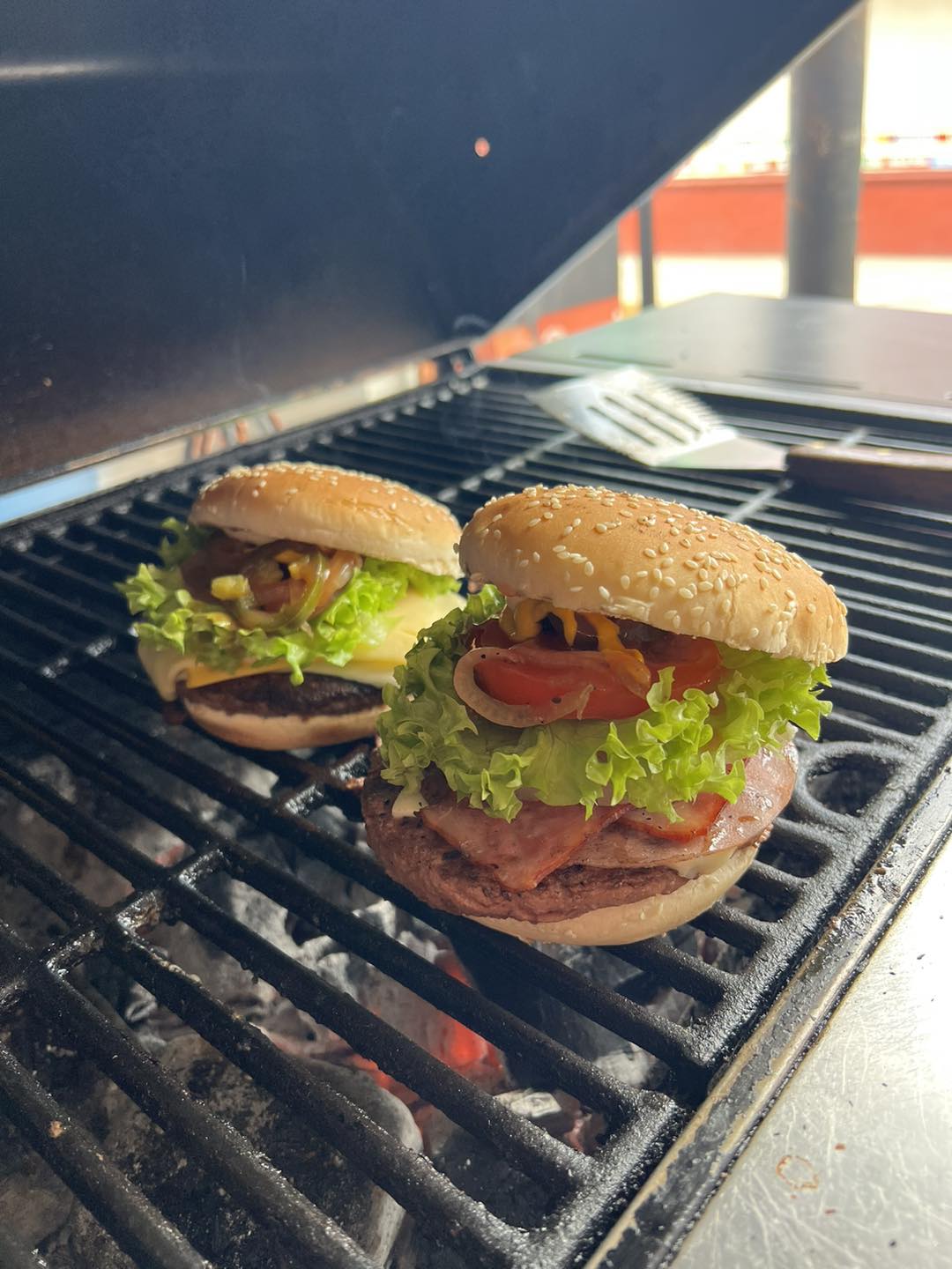 1685317831 49 Ven a festejar el DiaDeLaHamburguesa a Hamburguesas El Garage Super