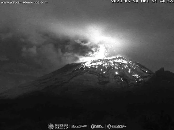 1685366198 A las 2148 hrs el volcan Popocatepelt registro una emision jpg