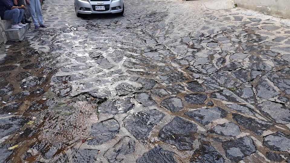 1685384030 Se reporta fuga de agua potable en la linea de