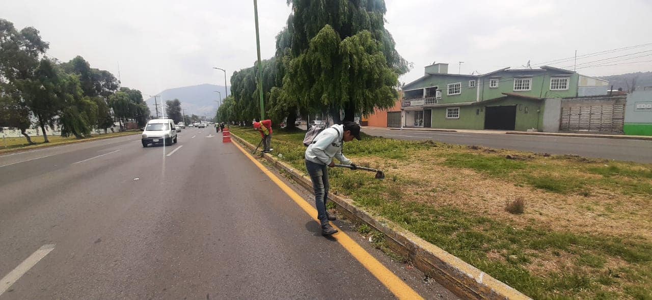 ¡Hombres trabajando Extrema precauciones al conducir sobre el Boulevard Narciso