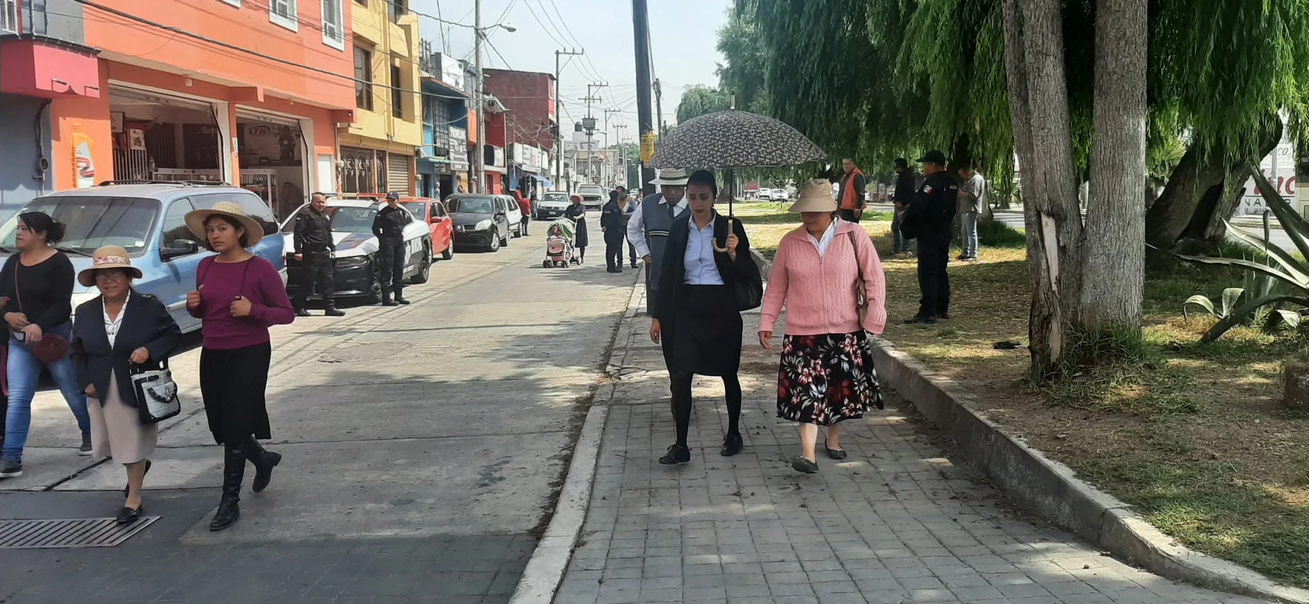 ¡Las banquetas son para el uso peatonal scaled