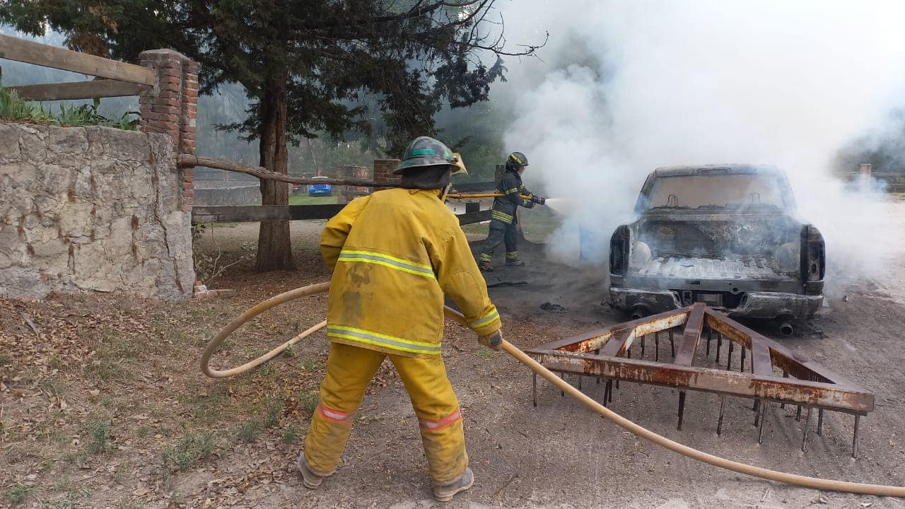 1685719640 287 Bomberos atienden Reporte de Incendio de Vehiculo Carretera Panoramica a