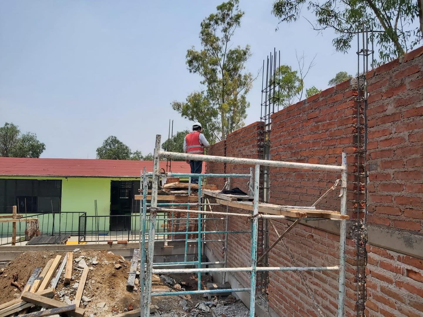 1686067521 INFRAESTRUCTURA Se realiza la construccion de un aula en