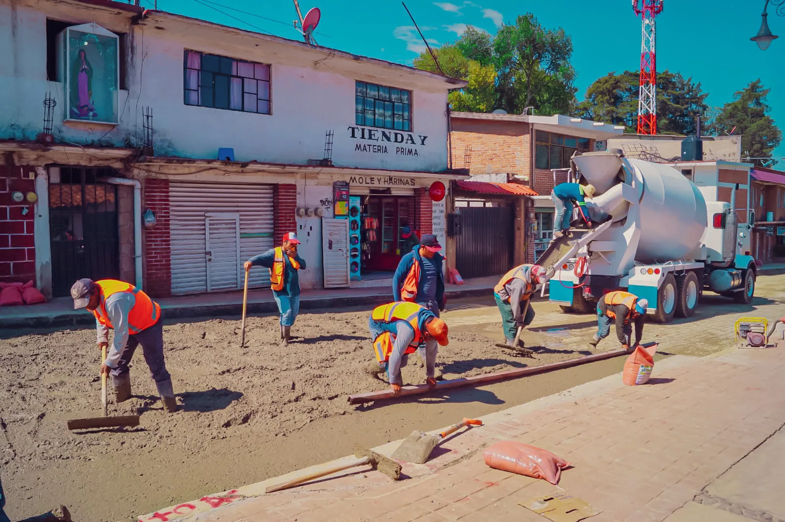 1686254359 Hoy el alcalde superviso la obra del Concreto Hidraulico en jpg