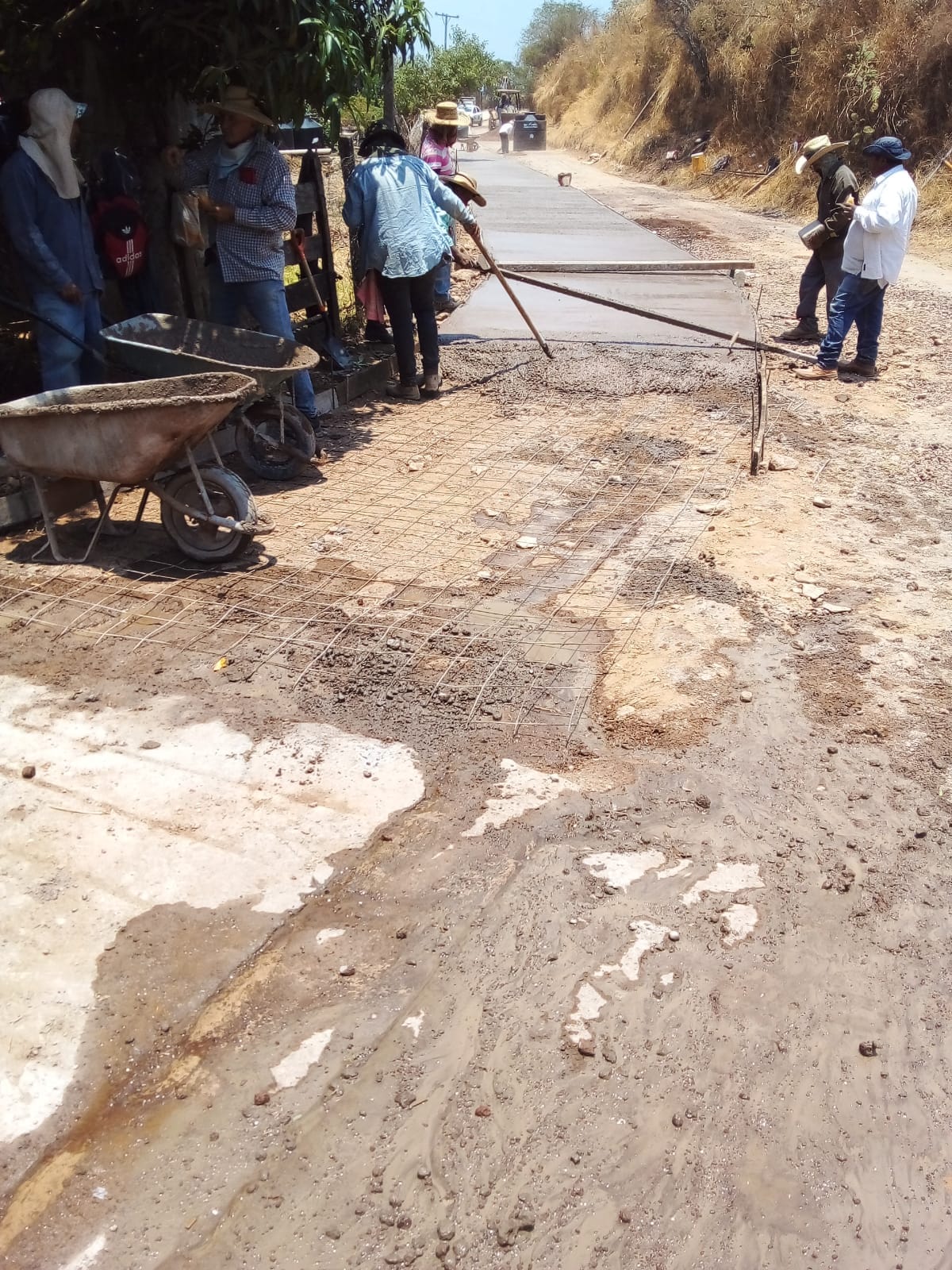 1686590718 877 Estamos trabajando en la construccion del concreto hidraulico de 142