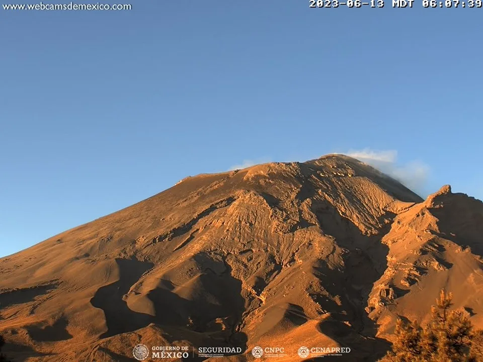 1686692491 EL VOLCAN POPOCATEPETL PERMANECE EN AMARILLO jpg