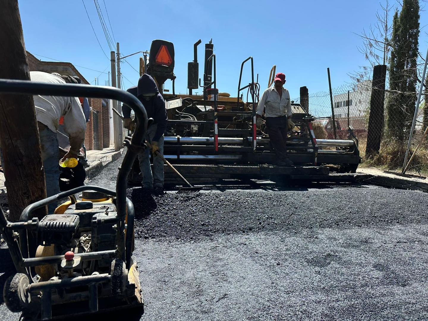 1686755722 666 Asi continuan las labores de pavimentacion con concreto asfaltico en