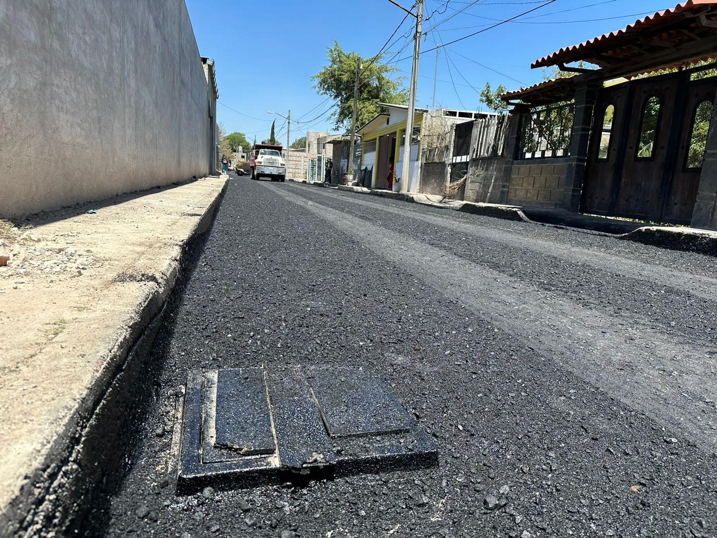 1686755730 73 Asi continuan las labores de pavimentacion con concreto asfaltico en