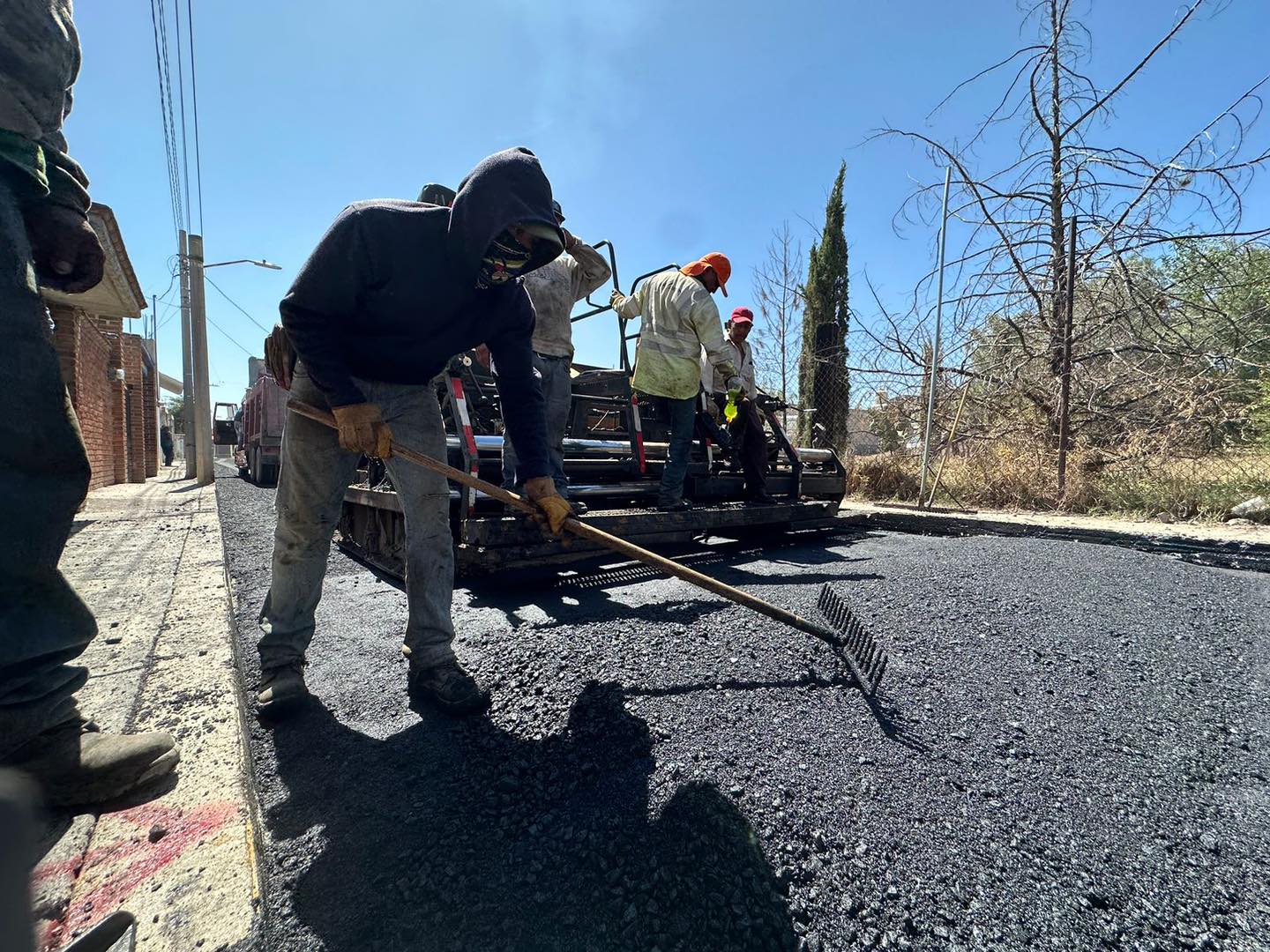 1686755737 431 Asi continuan las labores de pavimentacion con concreto asfaltico en