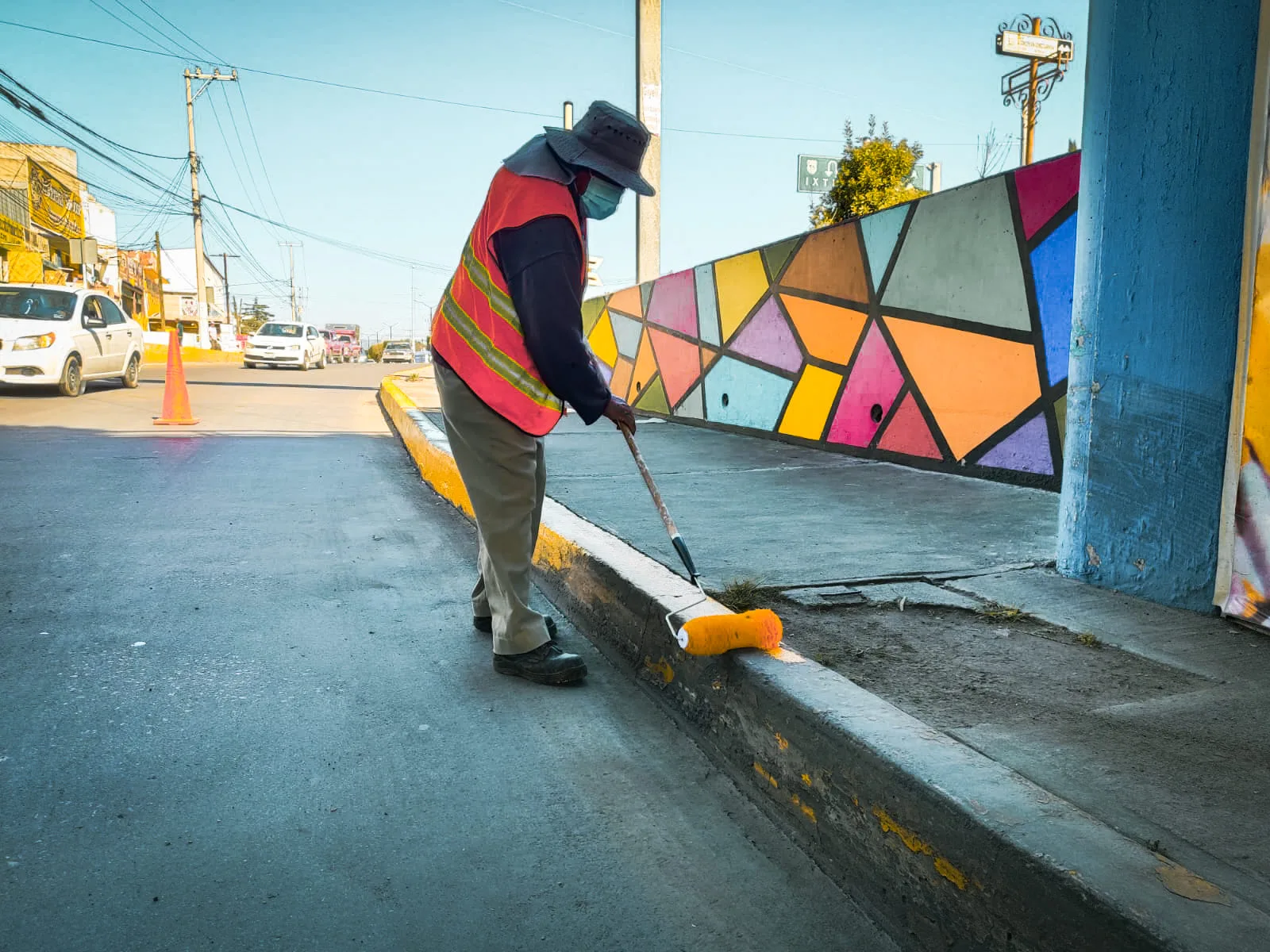 1686776079 ServiciosPublicos Rehabilitamos la pintura de guarniciones en Av Morelos jpg