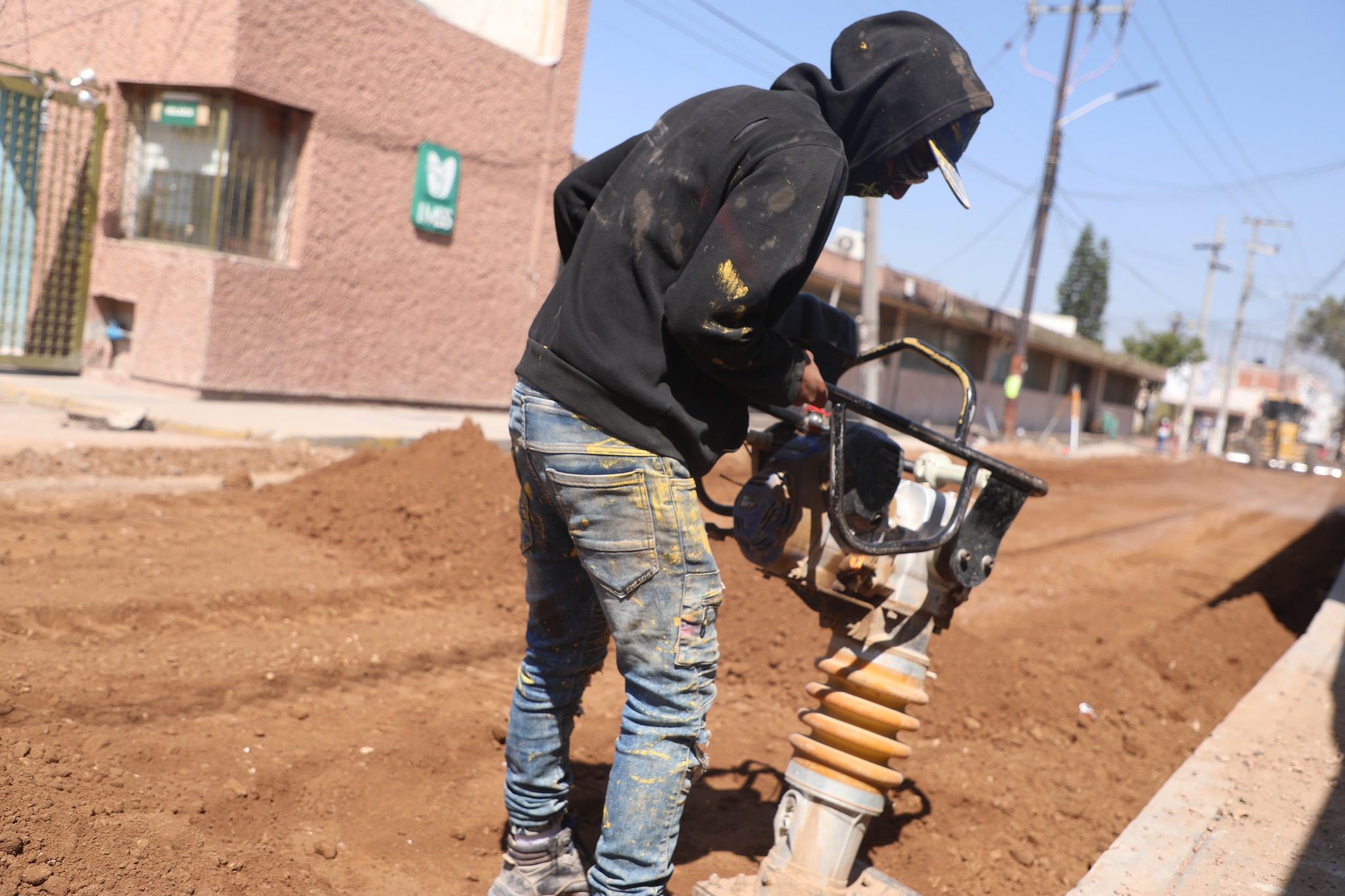 1686866620 780 ¡Continuamos el reencarpetado de la Calle 5 de Mayo en