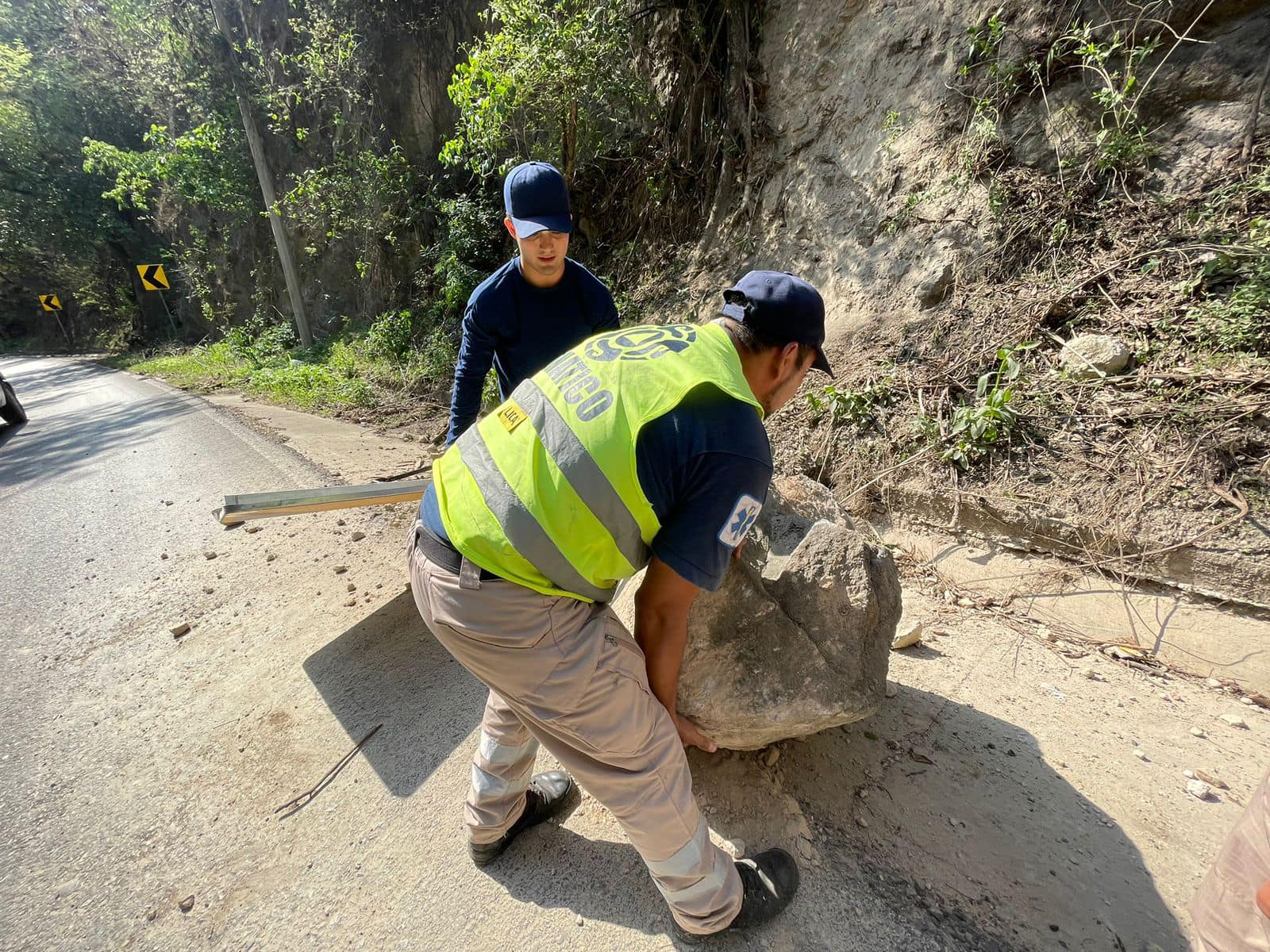 1686927440 672 MANEJA CON PRECAUCION Sobre la carretera federal rumbo a El