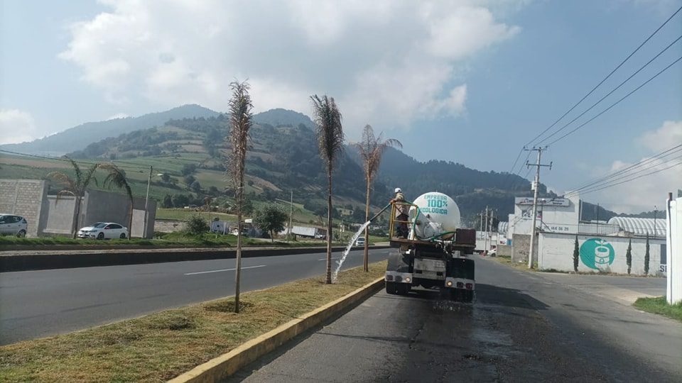 1686954497 812 Realizamos labores de riego sobre el Boulevard Narciso Bassols principalmente