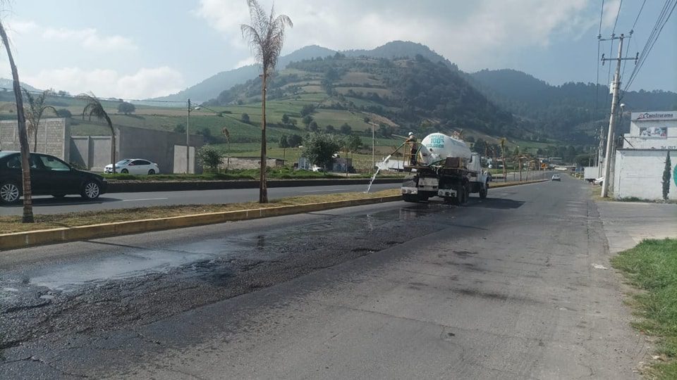 1686954504 428 Realizamos labores de riego sobre el Boulevard Narciso Bassols principalmente