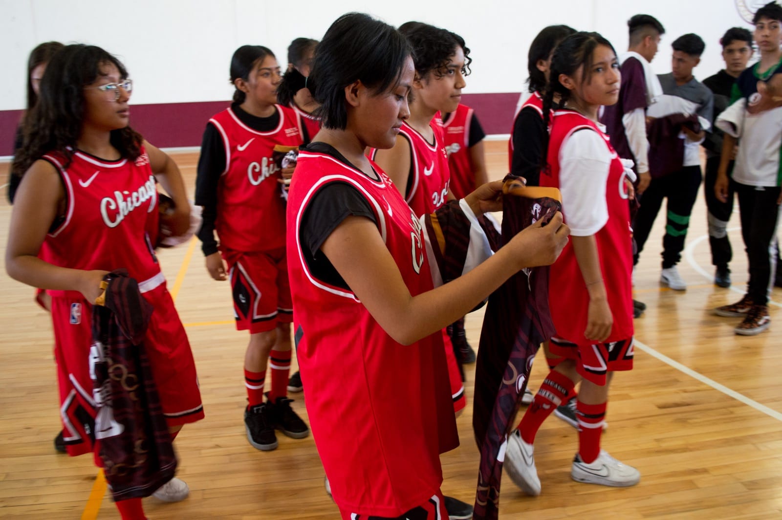 1687190543 244 ESTUDIANTES DE EDUCACION MEDIA SUPERIOR RECIBEN UNIFORMES DEPORTIVOS PARA REPRES