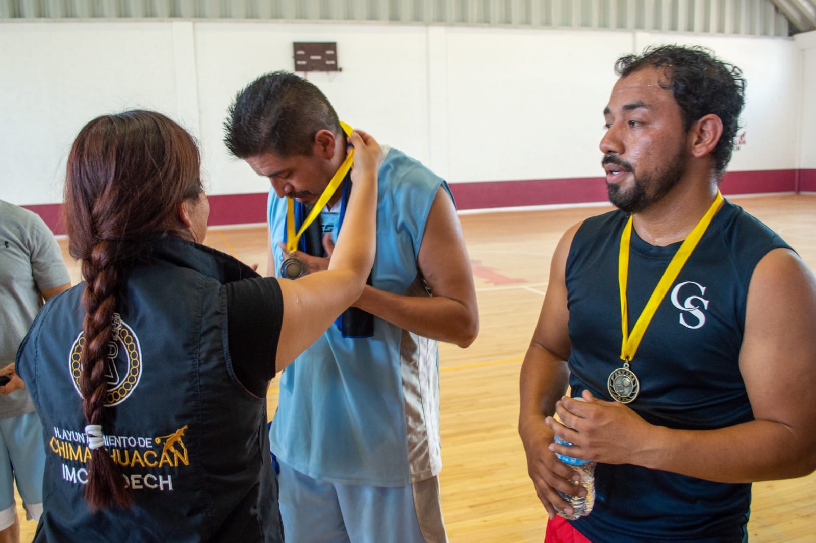 1687190548 942 ESTUDIANTES DE EDUCACION MEDIA SUPERIOR RECIBEN UNIFORMES DEPORTIVOS PARA REPRES