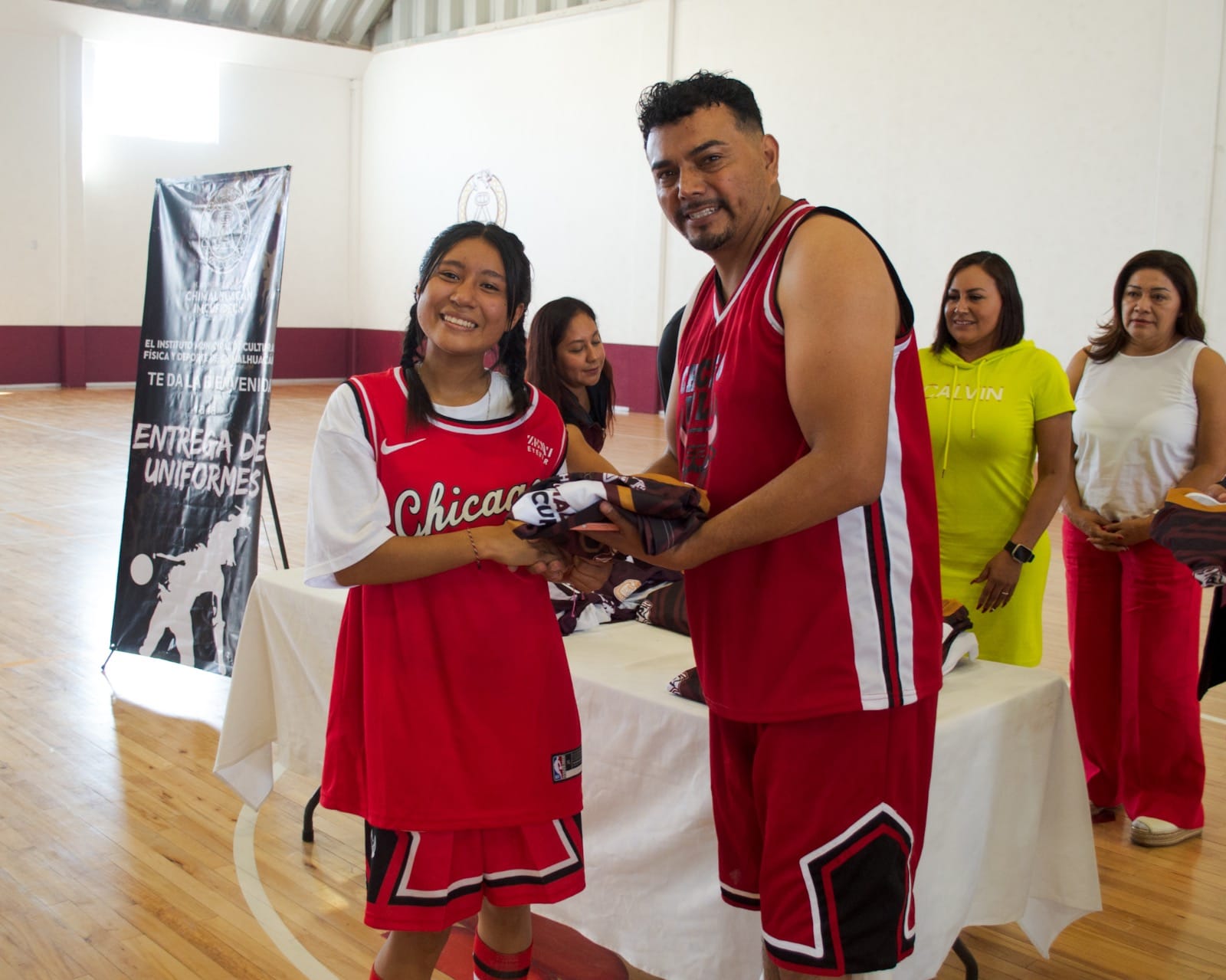 1687190553 396 ESTUDIANTES DE EDUCACION MEDIA SUPERIOR RECIBEN UNIFORMES DEPORTIVOS PARA REPRES