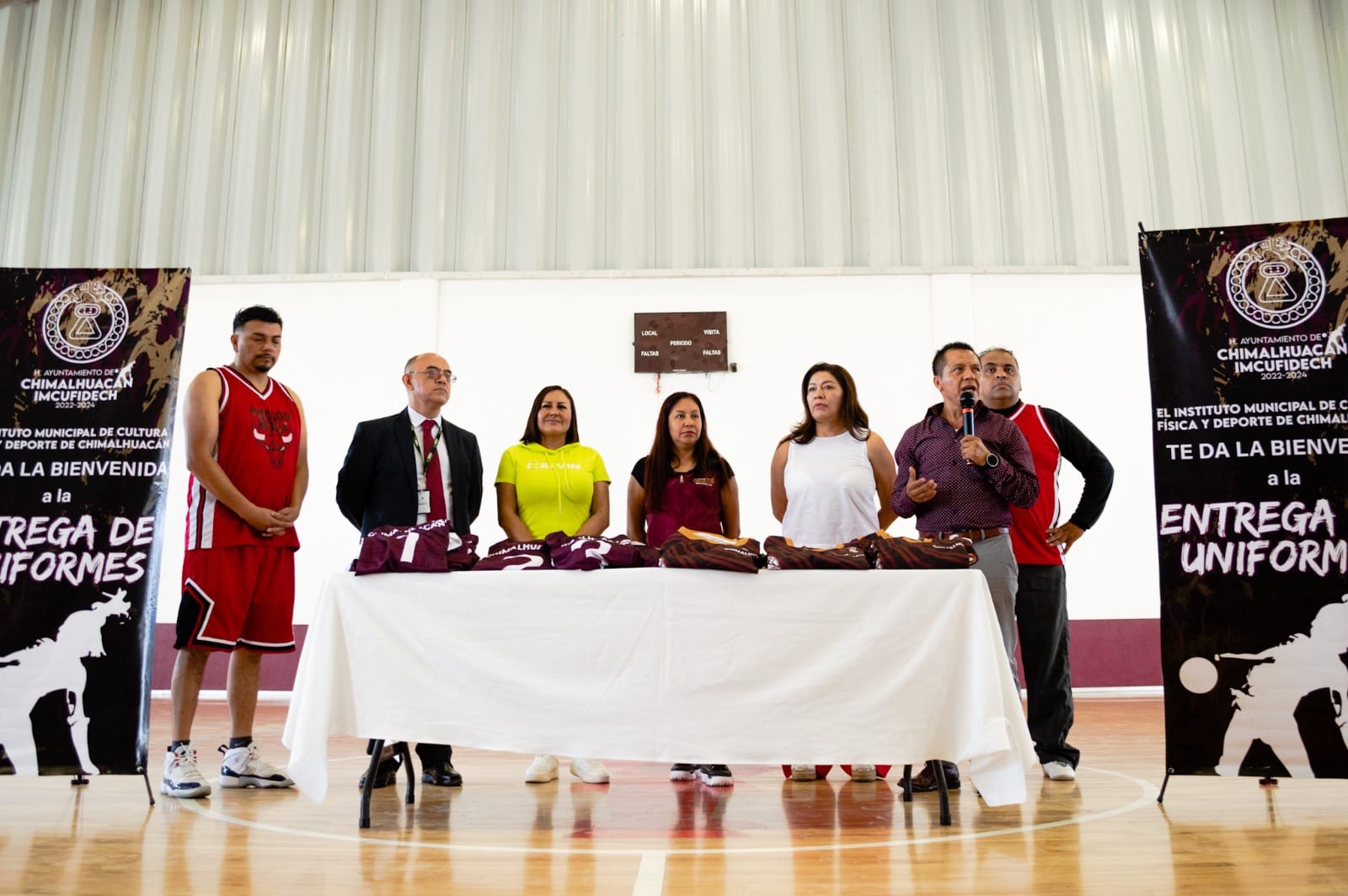 1687190627 ESTUDIANTES DE EDUCACION MEDIA SUPERIOR RECIBEN UNIFORMES DEPORTIVOS PARA REPRES