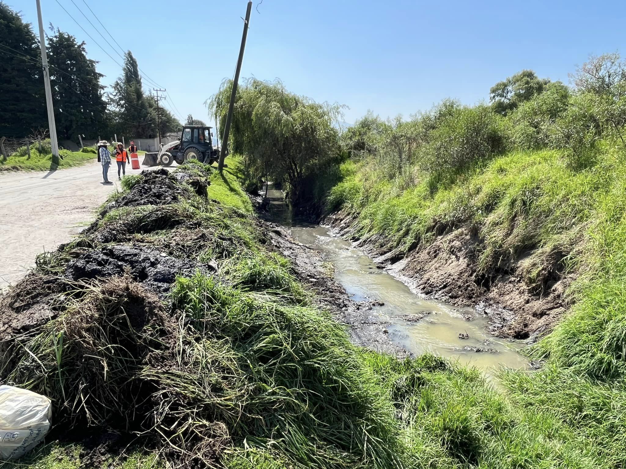 1687204172 Estamos realizando el desazolve del canal que esta rumbo a