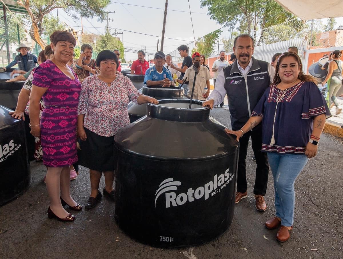 1687273177 691 El presidente municipal Pedro Rodriguez Villegas entrego tinacos en la