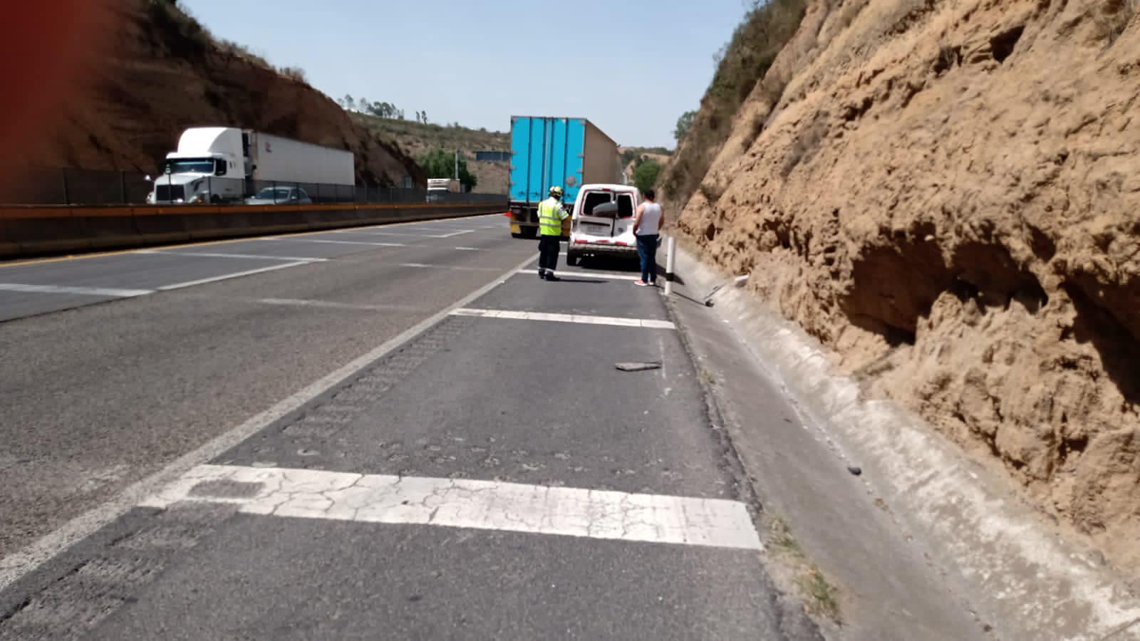 1687363101 Aviso a todos los automovilistas que circulan por la autopista